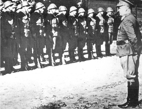 Jurech generál na Kaukaze pred nastupenymi vojakmi